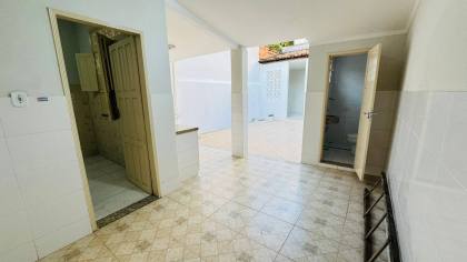 Casa com: 4 quartos, 2 banheiros, e muito mais! No Centro de Itabaiana.