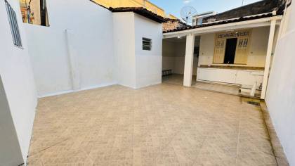 Casa com: 4 quartos, 2 banheiros, e muito mais! No Centro de Itabaiana.