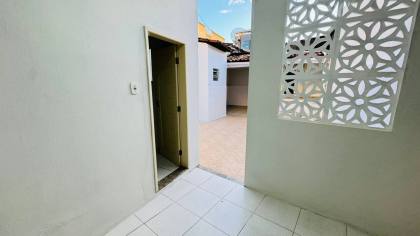 Casa com: 4 quartos, 2 banheiros, e muito mais! No Centro de Itabaiana.