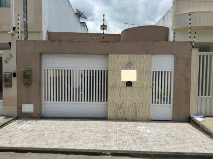 Casa com 4 quartos, 2 suítes, 4 banheiros. No Centro em Itabaiana.