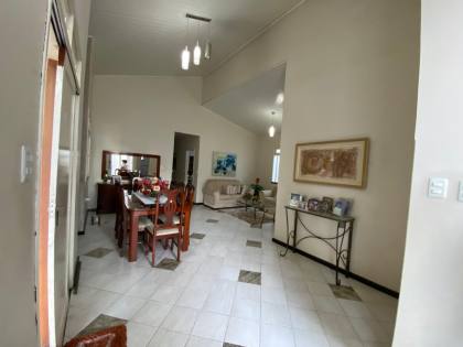 Imóvel próximo ao Atakarejo, com 4 quartos, 325m2, área central de Itabaiana