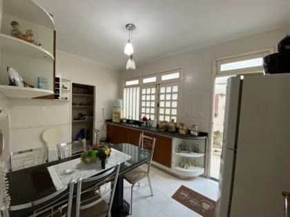 Imóvel próximo ao Atakarejo, com 4 quartos, 325m2, área central de Itabaiana