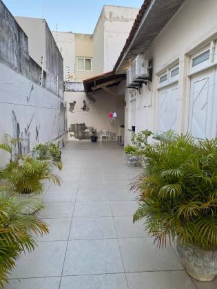 Imóvel próximo ao Atakarejo, com 4 quartos, 325m2, área central de Itabaiana