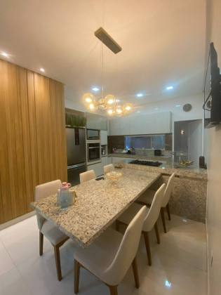 Casa com: 3 quartos, 1 suíte, e 6 vagas de garagem! no bairro Rotary Club em Itabaiana.