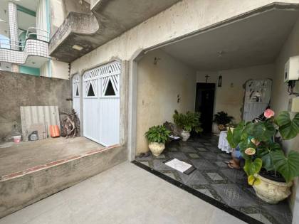 Casa duplex, com: 5 quartos, 2 suítes, próxima à Lokcar – Ideal para família grande.