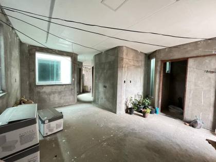 Casa duplex, com: 5 quartos, 2 suítes, próxima à Lokcar – Ideal para família grande.