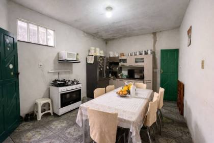 Casa duplex, com: 5 quartos, 2 suítes, próxima à Lokcar – Ideal para família grande.
