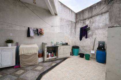 Casa duplex, com: 5 quartos, 2 suítes, próxima à Lokcar – Ideal para família grande.