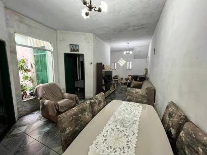 Casa duplex, com: 5 quartos, 2 suítes, próxima à Lokcar – Ideal para família grande.