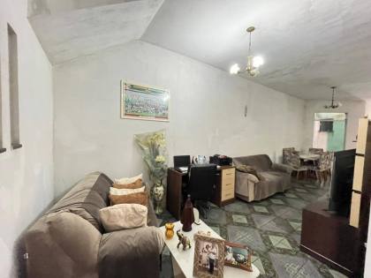 Casa duplex, com: 5 quartos, 2 suítes, próxima à Lokcar – Ideal para família grande.