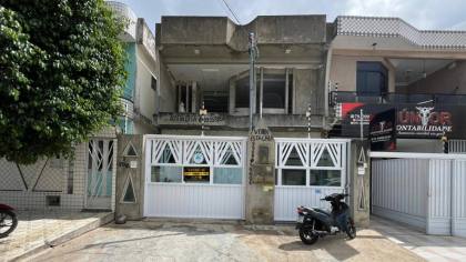 Casa duplex, com: 5 quartos, 2 suítes, próxima à Lokcar – Ideal para família grande.