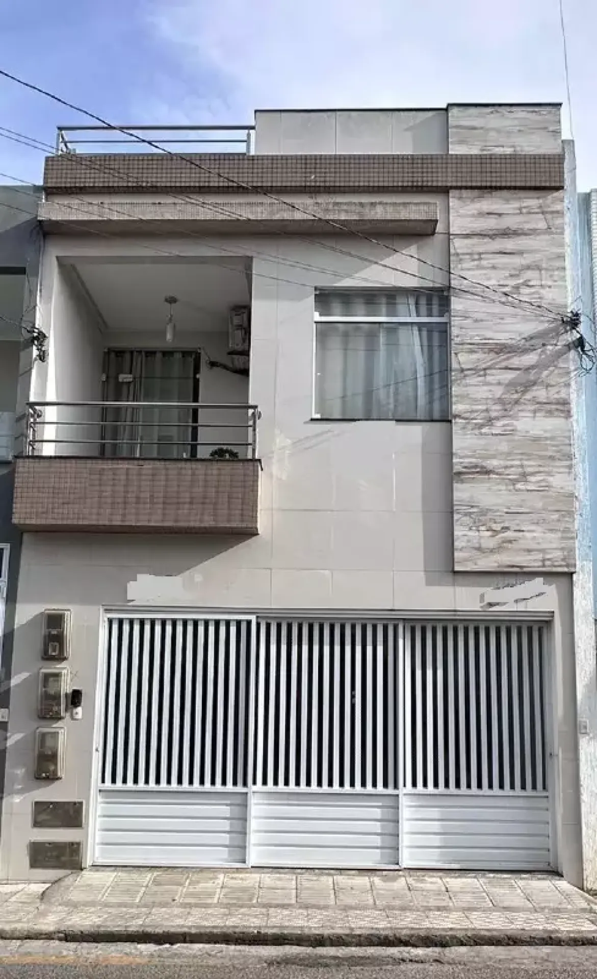 Casa com: 5 quartos, 3 suítes, no Centro de Itabaiana.