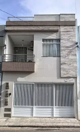 Casa com: 5 quartos, 3 suítes, no Centro de Itabaiana.