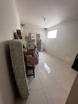Casa com: 5 quartos, 3 suítes, no Centro de Itabaiana.