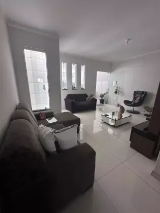 Casa com: 5 quartos, 3 suítes, no Centro de Itabaiana.