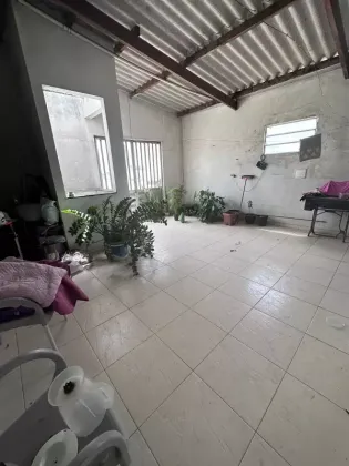 Casa com: 5 quartos, 3 suítes, no Centro de Itabaiana.