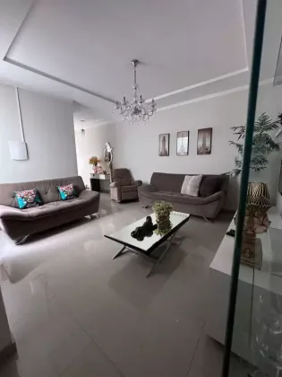 Casa com: 5 quartos, 3 suítes, no Centro de Itabaiana.