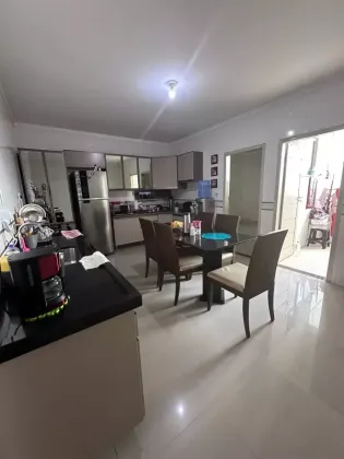 Casa com: 5 quartos, 3 suítes, no Centro de Itabaiana.