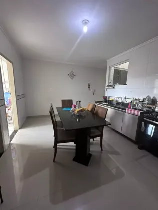 Casa com: 5 quartos, 3 suítes, no Centro de Itabaiana.