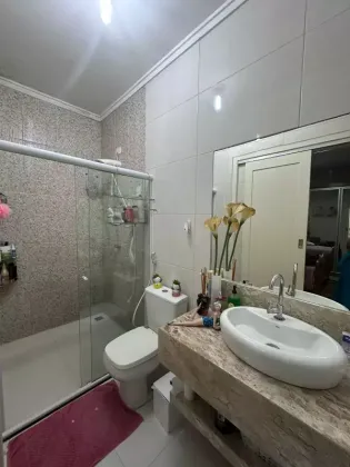 Casa com: 5 quartos, 3 suítes, no Centro de Itabaiana.