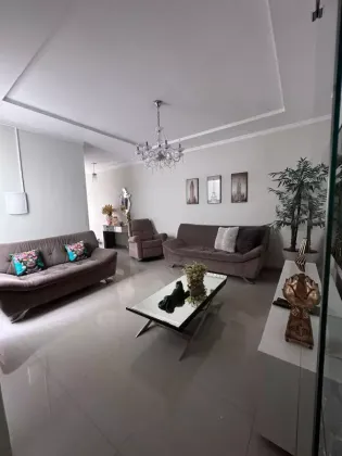Casa com: 5 quartos, 3 suítes, no Centro de Itabaiana.