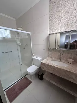 Casa com: 5 quartos, 3 suítes, no Centro de Itabaiana.