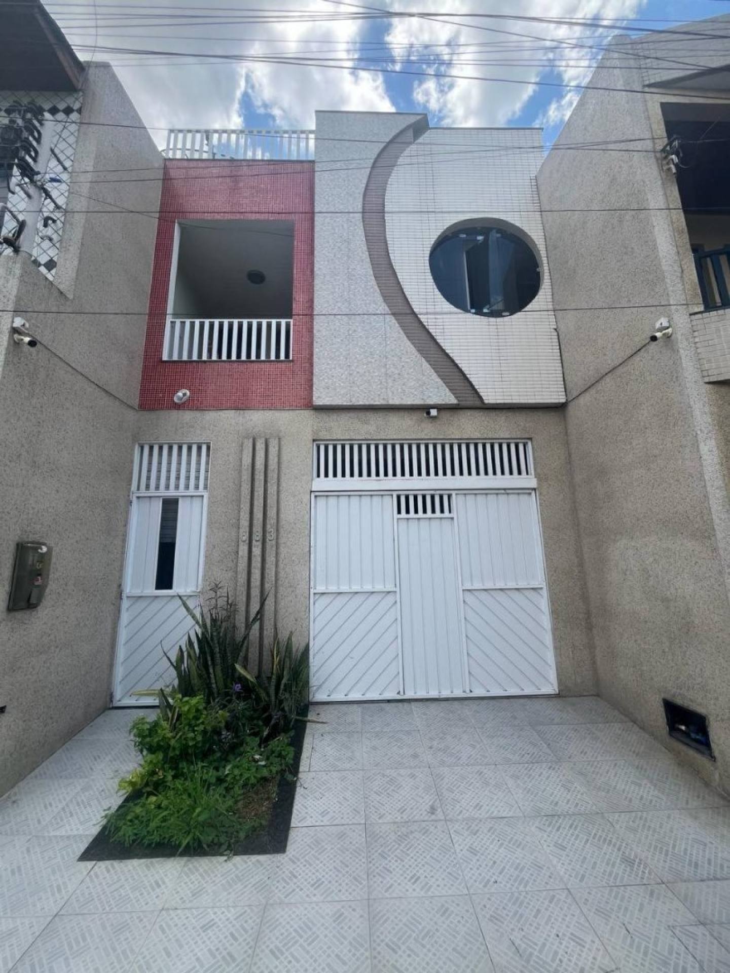 Casa bem localizada, e com 2 pavimentos, no Centro de Itabaiana.