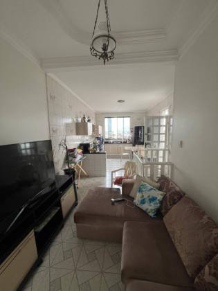 Casa bem localizada, e com 2 pavimentos, no Centro de Itabaiana.