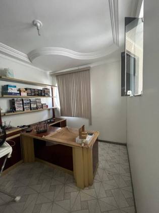 Casa bem localizada, e com 2 pavimentos, no Centro de Itabaiana.