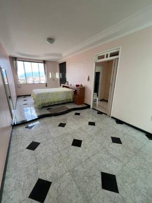 Casa bem localizada, e com 2 pavimentos, no Centro de Itabaiana.