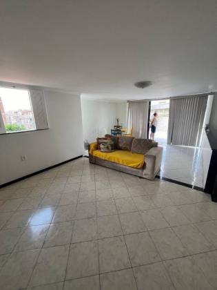 Casa bem localizada, e com 2 pavimentos, no Centro de Itabaiana.