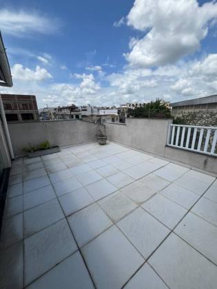 Casa bem localizada, e com 2 pavimentos, no Centro de Itabaiana.