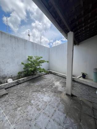 Casa bem localizada, e com 2 pavimentos, no Centro de Itabaiana.