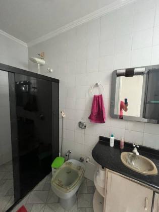 Casa bem localizada, e com 2 pavimentos, no Centro de Itabaiana.