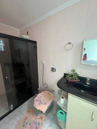 Casa bem localizada, e com 2 pavimentos, no Centro de Itabaiana.