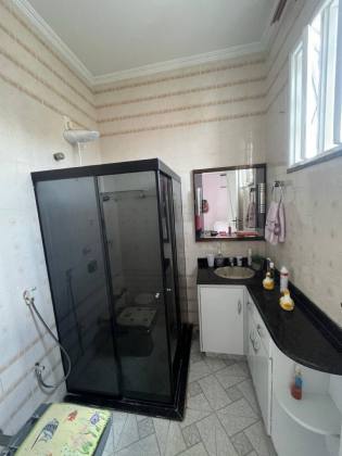 Casa bem localizada, e com 2 pavimentos, no Centro de Itabaiana.
