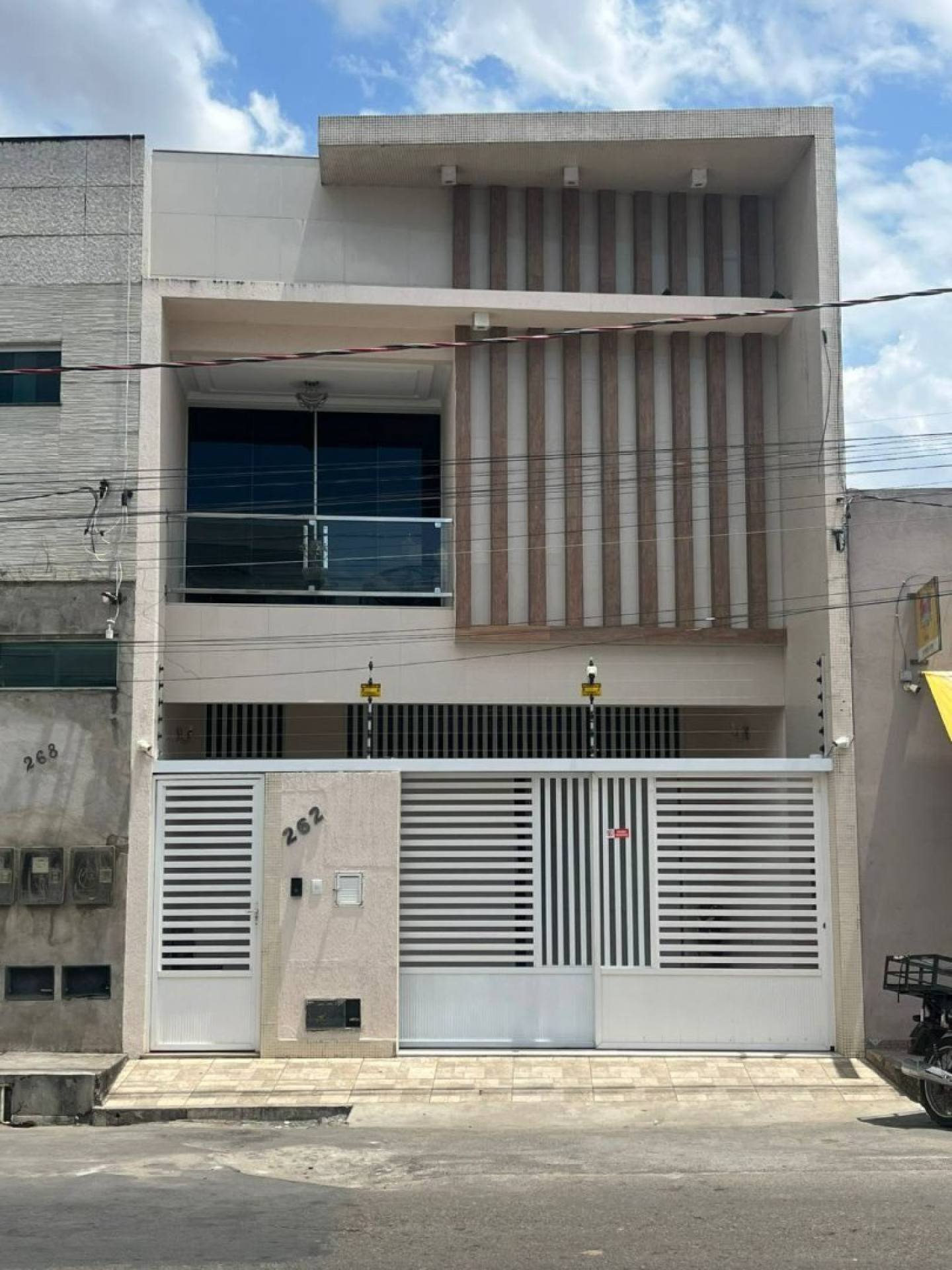 Casa com: 4 quartos, 1 suíte, piscina, área gourmet, e muito mais! E excelente localização no Centro de Itabaiana.