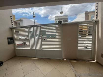 Casa com: 4 quartos, 1 suíte, piscina, área gourmet, e muito mais! E excelente localização no Centro de Itabaiana.