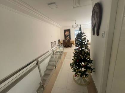 Casa com: 4 quartos, 1 suíte, piscina, área gourmet, e muito mais! E excelente localização no Centro de Itabaiana.