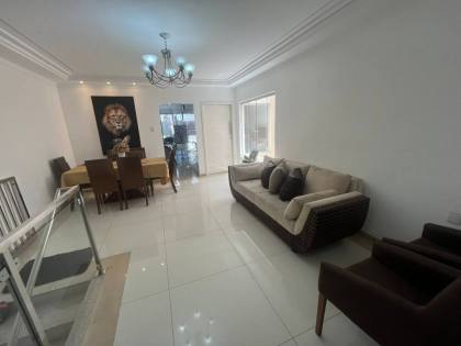 Casa com: 4 quartos, 1 suíte, piscina, área gourmet, e muito mais! E excelente localização no Centro de Itabaiana.
