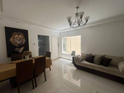 Casa com: 4 quartos, 1 suíte, piscina, área gourmet, e muito mais! E excelente localização no Centro de Itabaiana.