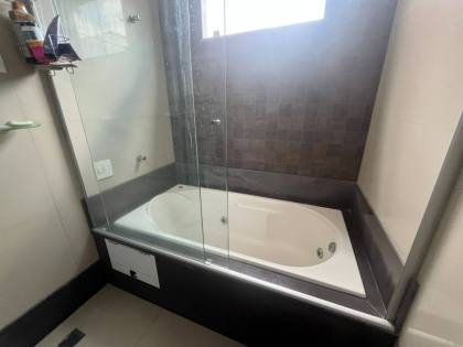 Casa com: 4 quartos, 1 suíte, piscina, área gourmet, e muito mais! E excelente localização no Centro de Itabaiana.