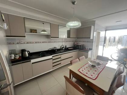 Casa com: 4 quartos, 1 suíte, piscina, área gourmet, e muito mais! E excelente localização no Centro de Itabaiana.