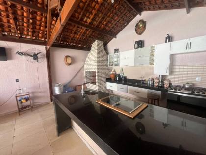Casa com: 4 quartos, 1 suíte, piscina, área gourmet, e muito mais! E excelente localização no Centro de Itabaiana.