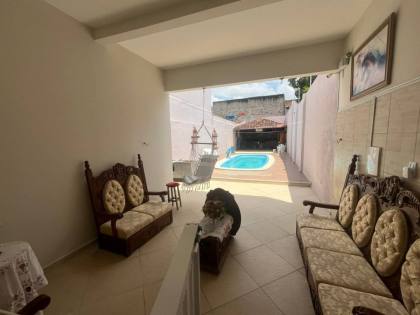 Casa com: 4 quartos, 1 suíte, piscina, área gourmet, e muito mais! E excelente localização no Centro de Itabaiana.