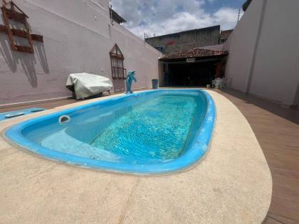Casa com: 4 quartos, 1 suíte, piscina, área gourmet, e muito mais! E excelente localização no Centro de Itabaiana.