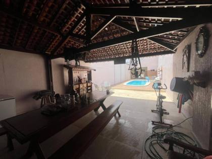 Casa com: 4 quartos, 1 suíte, piscina, área gourmet, e muito mais! E excelente localização no Centro de Itabaiana.
