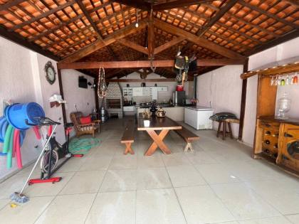 Casa com: 4 quartos, 1 suíte, piscina, área gourmet, e muito mais! E excelente localização no Centro de Itabaiana.