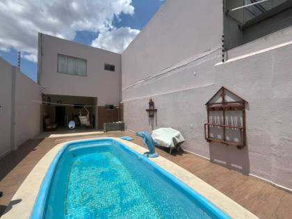 Casa com: 4 quartos, 1 suíte, piscina, área gourmet, e muito mais! E excelente localização no Centro de Itabaiana.