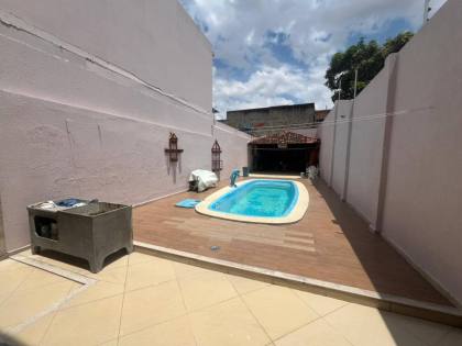 Casa com: 4 quartos, 1 suíte, piscina, área gourmet, e muito mais! E excelente localização no Centro de Itabaiana.